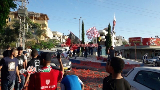 فيديو : الالترس القسماوي يحتفل في دوار الأقصى ومقهى جاري بفوز نادي الوحدة وتأهله الى نهائي الاختبارات 